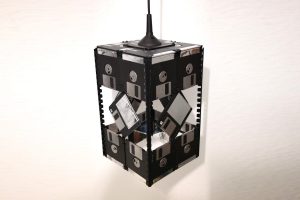 Filigrane E27 Disketten-Lampe mit reflektierenden Etiketten