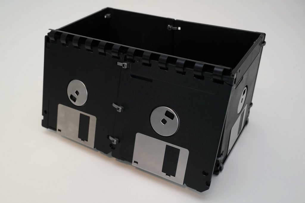 Floppy-Disk Schreibtisch-Box mit geöffnetem Deckel, hinten