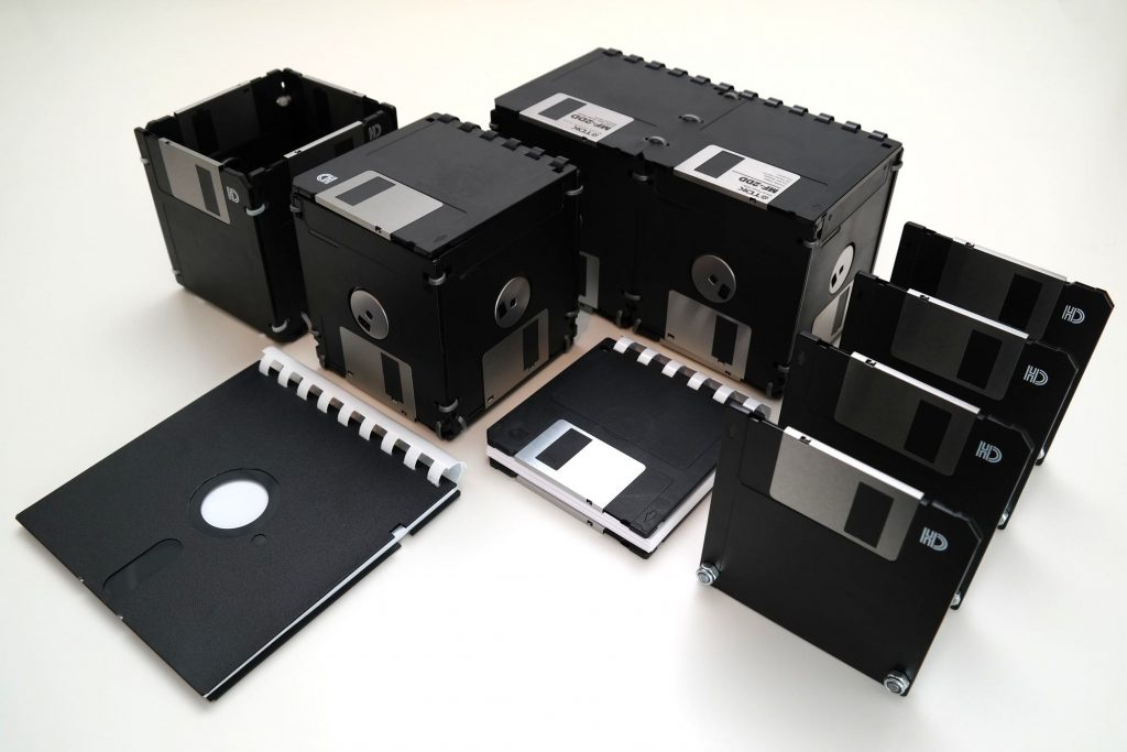 Set: Schreibtisch-Kunstwerke aus Disketten (zugeklappt/geschlossen)
