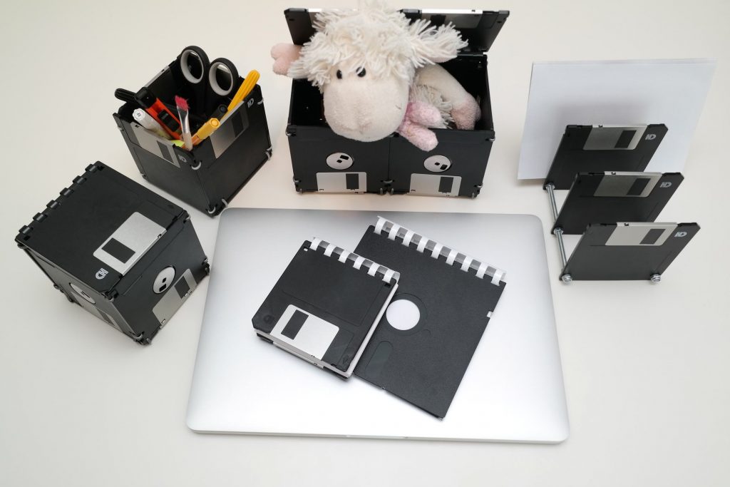 Schreibtisch-Set aus Disketten mit Dekoration