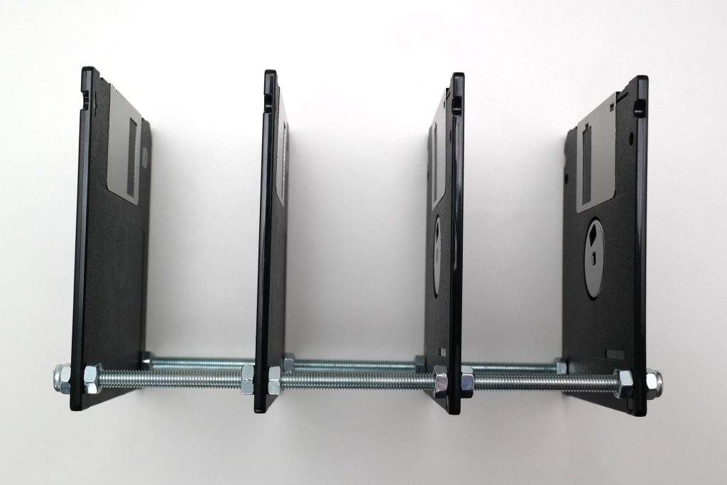 Seitenansicht des Briefsortierers aus Floppy-Disks